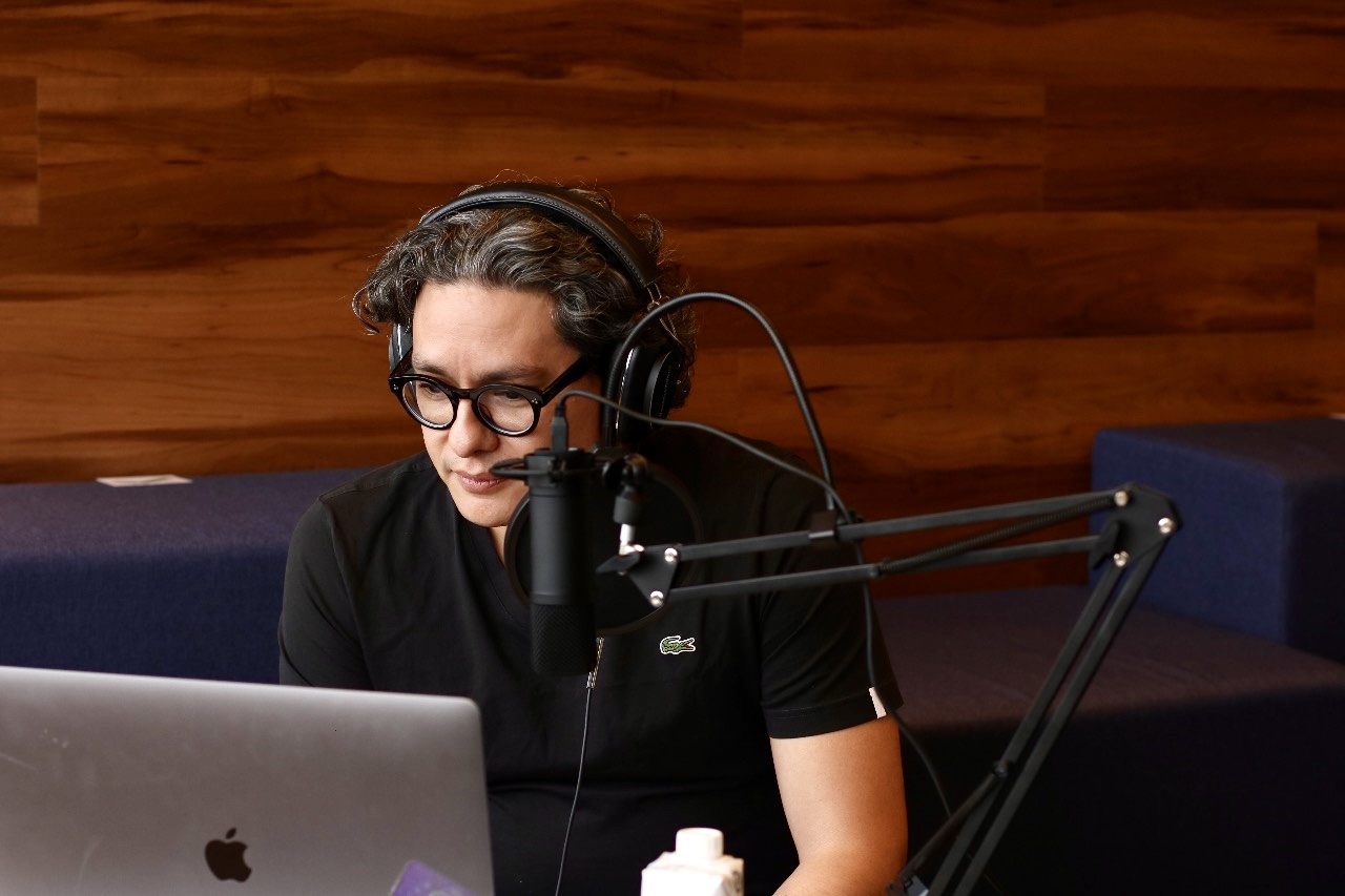 Agustín Mier y Terán en estudio de grabación con audífonos y micrófono