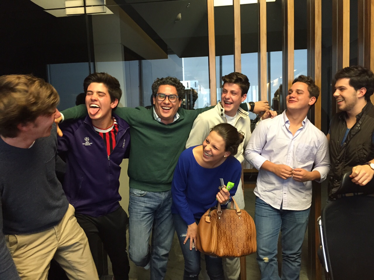 Grupo de jóvenes riendo junto a Agustín Mier y Terán al cerrar una sesión de trabajo